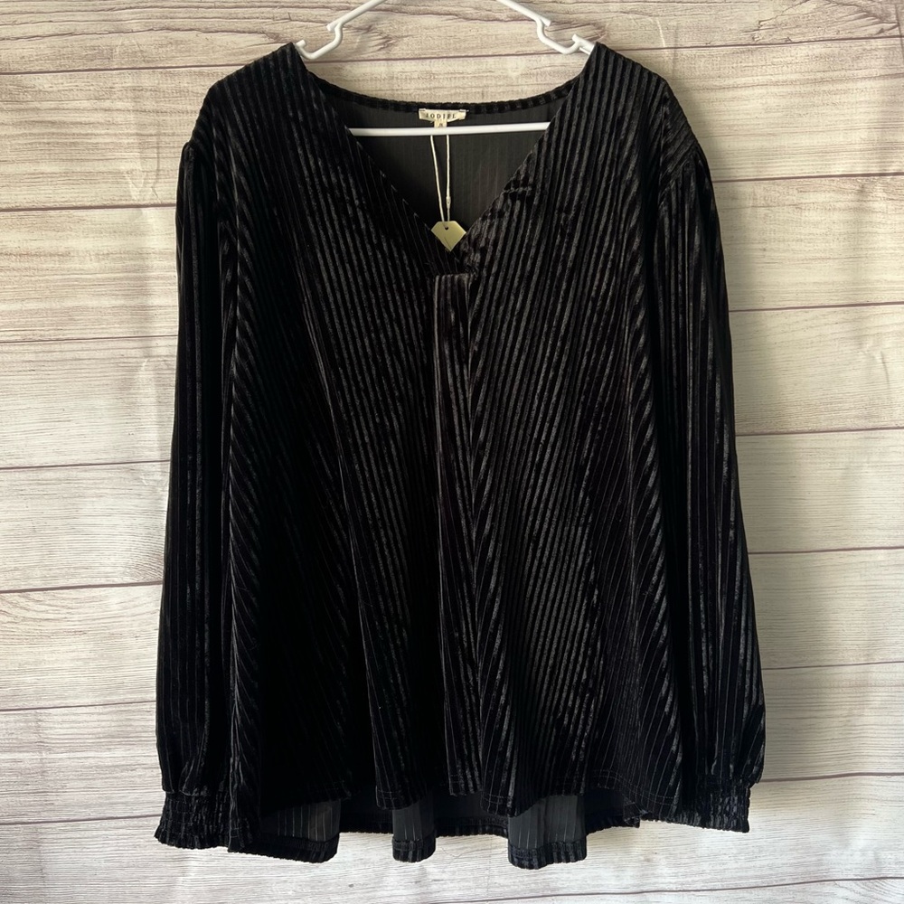 JODIFL Black Textured Velvet Blouse